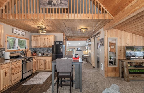 Ardenvoir Cabin | Camp David-Comfy Couple's Retreat, Hot Tub, ROKU