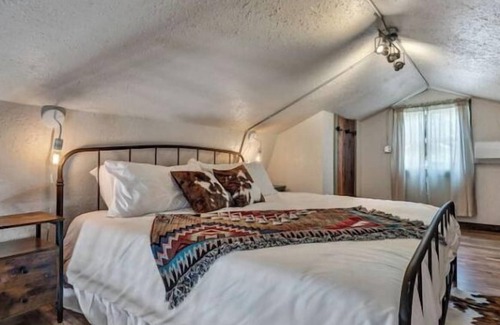 Smithwick House | Camp Hickory - Pet friendly Cabin with hot tub