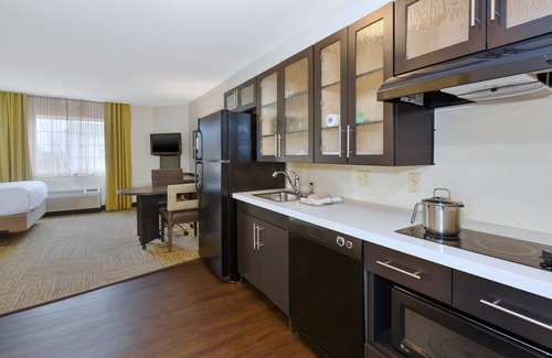 Polaris Hotel | Candlewood Suites Polaris by IHG