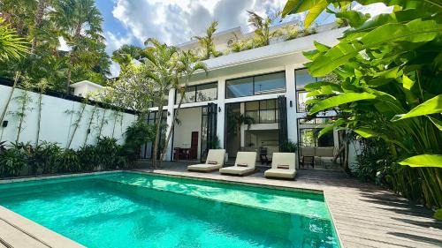 Batu Bolong Villa | Canggu Villa - 7BR Private Cook, Pool, Rooftop Cinema