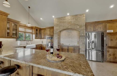 Canyon Lake House | Canyon Lakehouse Panoramic Lake Views with Firepit!