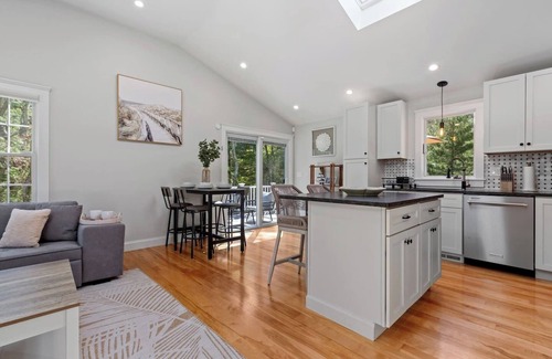 East Falmouth House | Cape Getaway: EV Charger +Fire Pit+Outdoor Shower