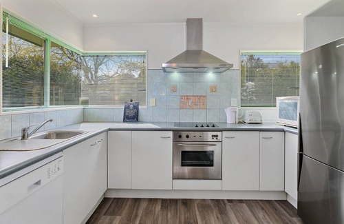 Kawaha Point House | CAPRICORN HOUSE A VERY COMFORTABLE 4BR- HEAPS MORE DATES NOT SHOWING ON CALENDAR