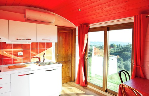 Suvereto House | Caravan 'Volpe Rossa' with Shared Garden and Air Conditioning