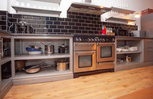 Butetown House | Cardiff Bay Work Week Retreat | Contractor Accommodation | 4-12 Professionals