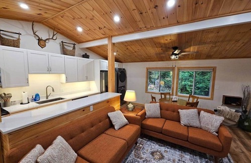 Woodsville House | Caribou Cabin – Fireside & Hot Tub Retreat