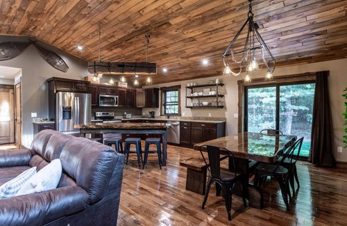 Wisconsin Dells House | Caribou Crossing 5 bed cabin 10 min from Dells