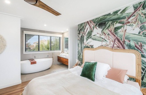 Caringbah South House | Caringbah South Family Home - 5 Beds + Pool & Pets