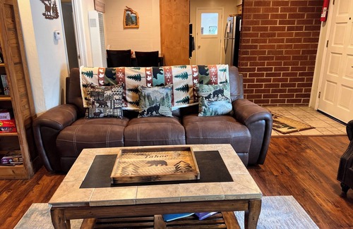 Sierra Tract House | Carol's Place 2 br Near Lake, Ski and Casinos. Dog Friendly