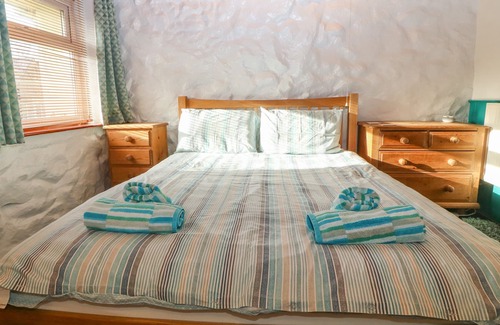 Ty Croes Cottage | CARTREF, family friendly, with hot tub in Rhosneigr