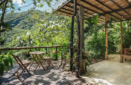 Cocorna House | Casa blanca, Refugio Natural Jacaranda