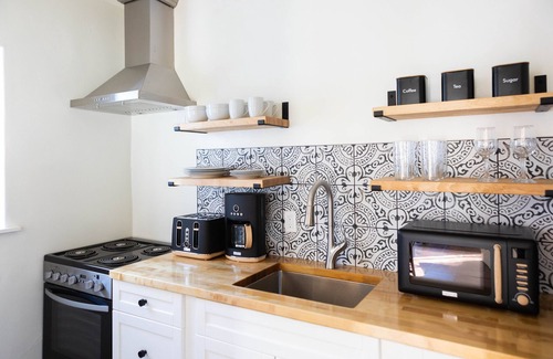 Montecito Cottage | Casa Blanca Retreat- New Montecito Casitas- 5 min to Beach!