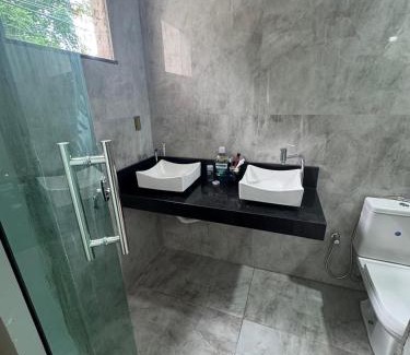Souza House | Casa com suítes e varandas com uma garagem