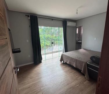 Souza House | Casa com suítes e varandas com uma garagem