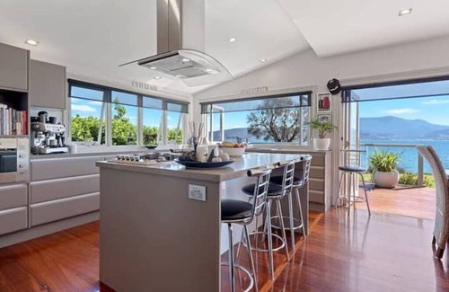 Tranmere House | "Casa Con Vista" Luxury Waterfront Home Sleeps 10