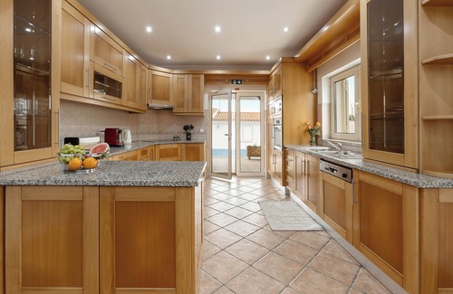 Salir do Porto Villa | Casa das Grutas - Spacious villa with private parking