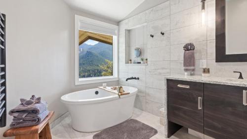 Windcliff Estates House | Casa de Cristal-Epic Views-HotTub-Sauna-Sleeps 10-Luxury Linens-Stocked Kitchen