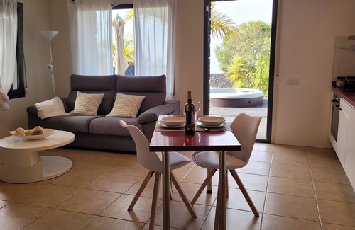 La Asomada Apartment | Casa La Asomada: sea views, jacuzzi, garden, wifi, air con