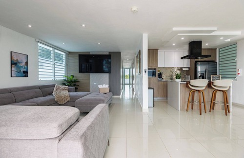 Hoyo Mulas House | Casa Laguna: Lake View, King Beds, Battery Backup, Home Gym