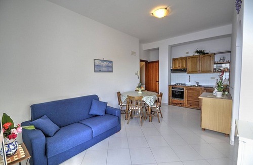 Praiano Apartment | Casa Piersilvia A: A bright apartment which faces the sun and the sea, with Free WI-FI.