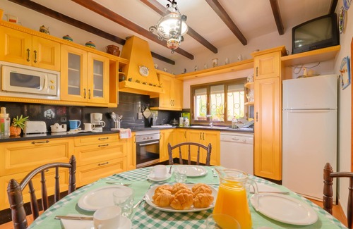 La Solana Ski Chalet | ▫️ Casa Rosa by I N Z U L A E ▫️ Heated Pool▫️ Gym ▫️ Table Tennis ▫️ WiFi ▫️