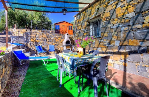 Civezza House | Casa Rose in Civezza with with shared pool & large garden sleeping 4