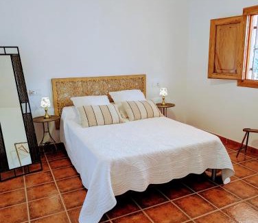 Ohanes Bed & Breakfast | Casa rural para 4 personas, 2 dormitorios y terraza sombreada - El Cortijo Escondido, La Uva