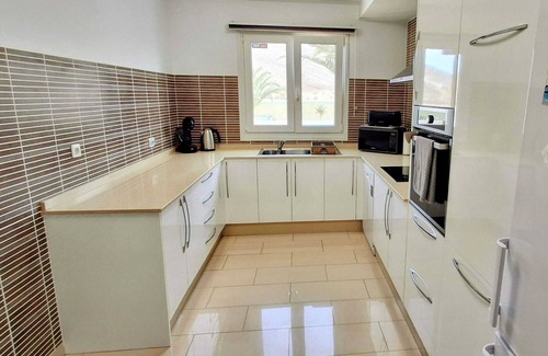 Corralejo Villa | Casa Sol, Corralejo STUNNING VILLA- AIR CON, PRIVATE POOL, JACUZZI,UKTV