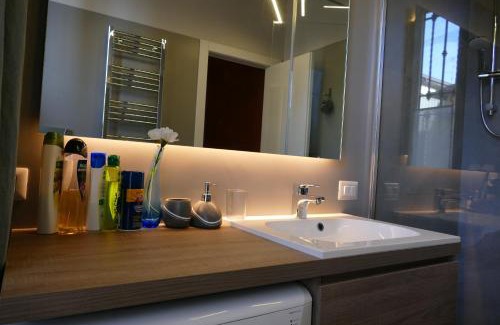 Meda Apartment | Casa25- Convenient location to Miland Centre & Como Lake!