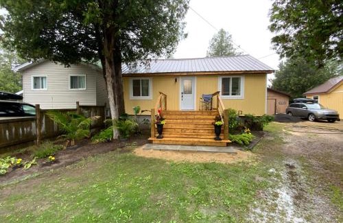 Sauble Beach House | CasaVon Cottages Cottage A