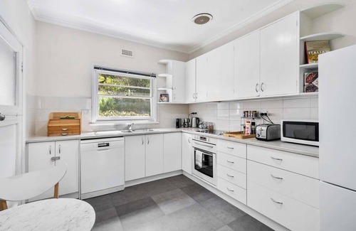 South Hobart House | "Cascade Cottage" adjoining World Heritage Site.