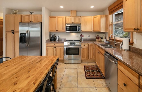 Ronald House | Cascade Pines - Private Hot Tub | WiFi | Summer Pool!