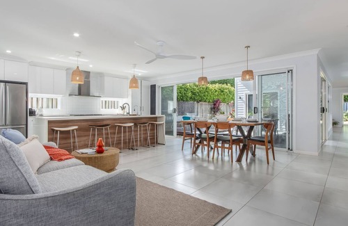 Casuarina House | Casienda - Single level beachside holiday home
