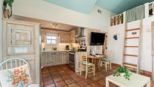 Uptown - Upper Duval House | Casita de Catherine by AvantStay 1 Block to Duval St w Hot Tub