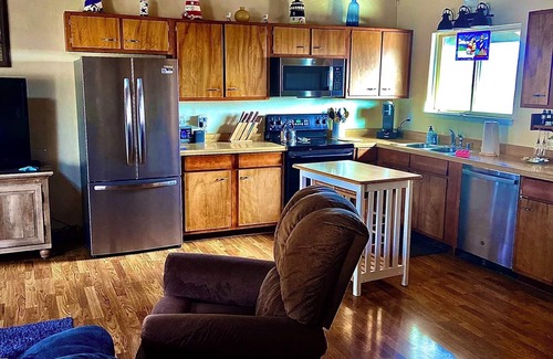 Manchester Cottage | Castaway Cottage at Irish Beach, Hot Tub & EV Charger