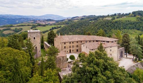 Monteluiano Hotel | Castello Di Petroia Dimora d'Epoca