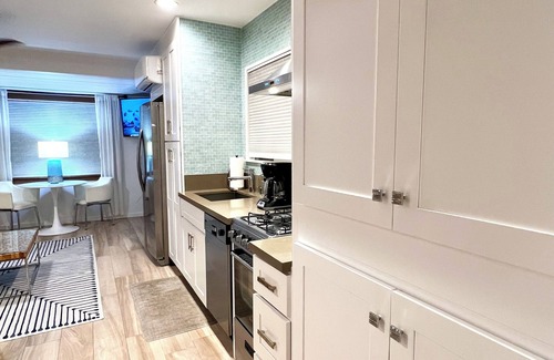 Lantern District Apartment | Catalina - Beautiful Remodel- AC, Smart TV, WiFi, W/D, BBQ-mins to Beach