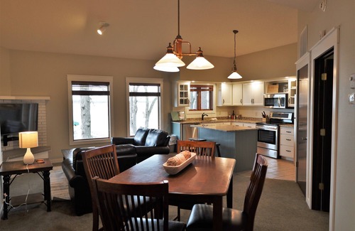 Nisswa Condo | Catch Breathtaking Sunset Views from this Lake Front Condo w/Fire Pit on Gull Lake