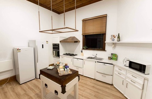 Bendigo House | Cathedral View - Sleeps 16