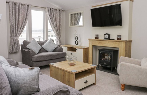 Cayton Bay Cabin | Cayton Pines Lodge at Cayton Bay Holiday Park