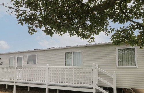 Cayton Bay Cabin | CEDAR 1, pet friendly, country holiday cottage, with pool in Cayton
