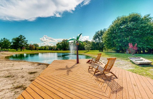 Waller Cabin | Cedar Cabin with Pretty Pond, Beach, Swimming Deck & Tropical Hut/Bar