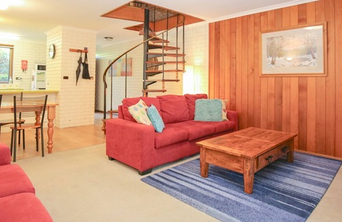 Bright Apartment | CEDAR HOLIDAY UNITS - APARTMENT 2: Bright