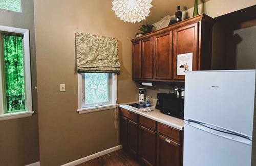 Eureka Springs Cottage | Cedar Manor Treehouse with Jacuzzi