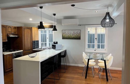 Greenslopes House | Cedar Trees - Dual Living 5BR, 3 Bath, 2 Kitchens, Pets