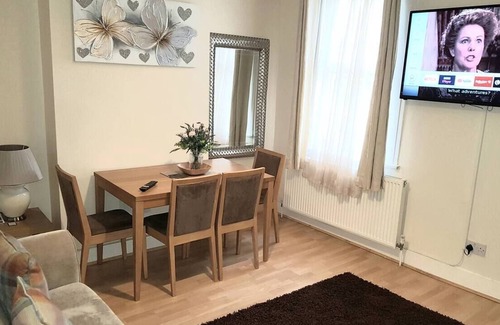 Chatham House | Cedar Villa - Inviting 5-Bed House in Chatham-