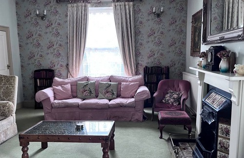 Whitchurch House | Cedars House: Six Bedroom Village House Sleeps 12