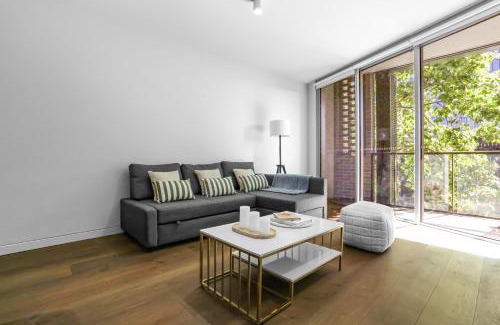 Sydney Central Business District Apartment | Center of Sydney 2 Bedroom Apartment with Balcony