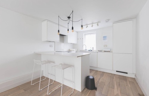 Churchill Apartment | Central 2BR Flat with Balcony - Belgravia