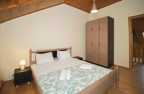 Chugureti House | Central 4BR Apt for Groups & Families - By Wehost